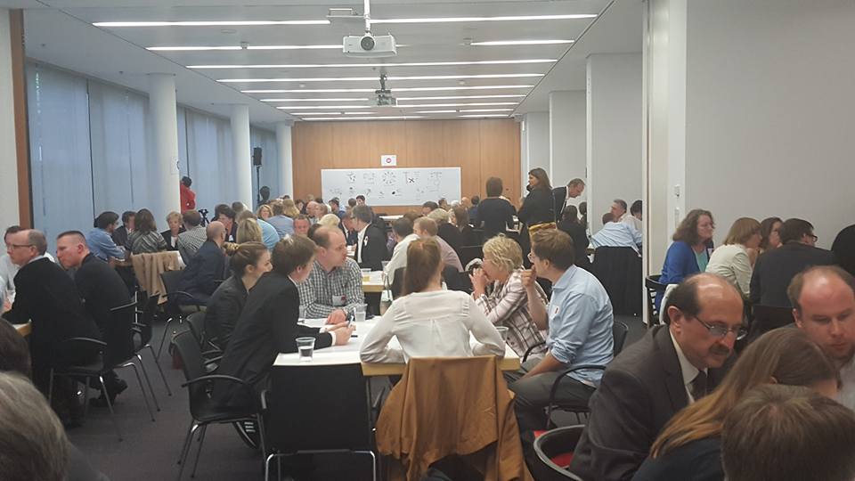 18 arbeitsgruppen diskutieren &uuml;ber probleme in berlin