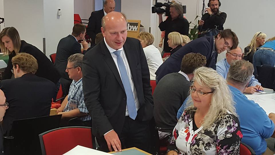 Kai wegner mit teilnehmern im gespraech