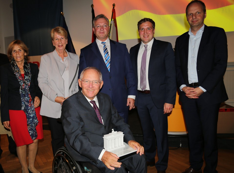 Ingeborg Schäuble, Dr. Sabine Bergmann-Pohl, Dr. Wolfgang Schäuble, Frank Henkel, Dr. Gottfried Ludewig, Thomas Heilmann (v.l.n.r.) Ingeborg Schäuble, Dr. Sabine Bergmann-Pohl, Dr. Wolfgang Schäuble, Frank Henkel, Dr. Gottfried Ludewig, Thomas Heilmann (v.l.n.r.)